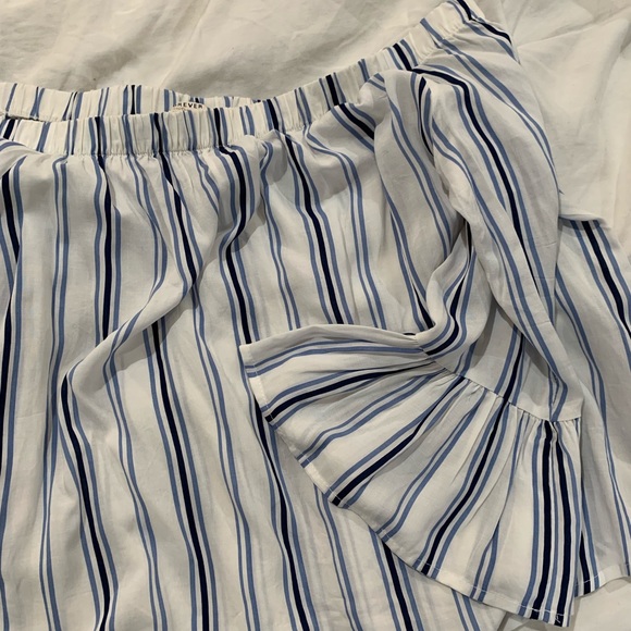 Super cute off the shoulders top - Picture 2 of 2